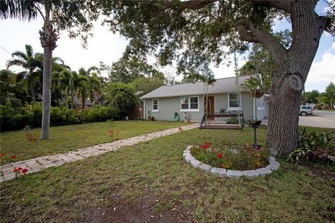 This wonderful home sits on an oversized corner lot in the lovely and highly desired Historic Palmetto. Bring your toys, plenty of room to park them in the 5 car driveway. The home boasts a super spacious layout with 4 bed rooms and 2 full baths. Lot...