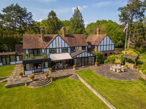 Storbritannien Sotheby's International Realty är glada att kunna presentera detta verkligt individuella hem i Tudor-stil på totalt 8 606 kvm. Den säkra entrén ligger på 3,7 hektar och är inhägnad med elektricitet och huvudbostaden har genomgått en fu...