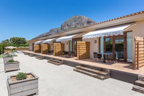 Mooie en comfortabele hostal-achtige villa met privé zwembad in Javea, Costa Blanca, Spanje voor 16 personen. De vakantievilla ligt in een woonwijk en op 4 km van het strand van La Grava, Javea. Het gebouw heeft 8 slaapkamers, elk met een eigen badka...