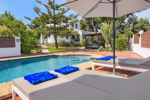 Große und komfortable Villa mit privatem Pool in Javea, Costa Blanca, Spanien für 8 Personen. Das Haus liegt in einer waldreichen und residentiellen Strandgegend und etwa 2 Km entfernt vom Strand von El Arenal, Javea. Die Unterkunft bietet Privatsphä...