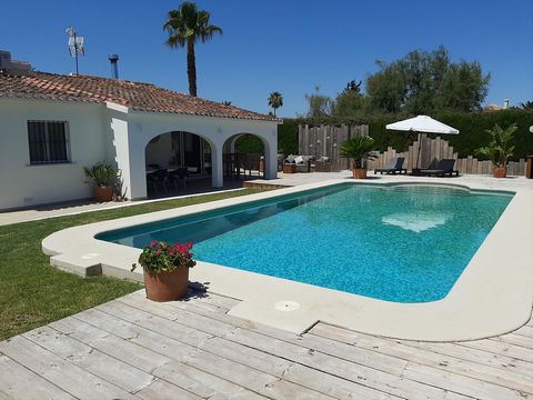 Villa moderna y confortable en Denia, Costa Blanca, España con piscina privada para 6 personas. La casa está situada en una zona residencial de playa, cerca de restaurantes y bares, a 500 m de la playa de Las Marinas, Denia y a 0,5 km de Mediterraneo...