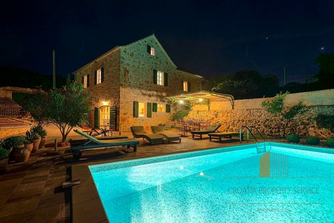 Une belle propriété avec deux maisons en pierre et un impressionnant jardin méditerranéen près de Stari Grad sur l’île de Hvar. Les maisons sont situées dans un environnement calme dans le charmant village de Vrbanj, à 3 km de la mer. La maison princ...