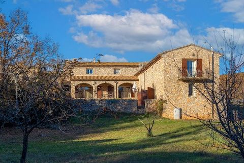 Lord and Sons presents this exceptional stone property, extending over an area of 550 m2 distributed between several buildings, including 2 independent gîtes and a guest room, nestled in the heart of 20 hectares of land in Haute-Provence , on the lav...