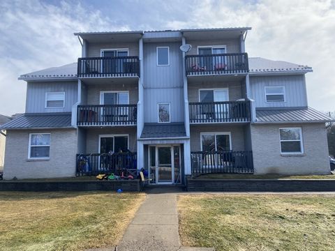 Become the owner of this 6-unit building, well located 2 steps from Highway 20./n/rGood potential, stable tenant very good income INCLUSIONS -- EXCLUSIONS Tenants' personal belongings