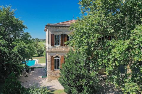In Monteux, on the outskirts of Avignon, in a bucolic setting, in the middle of nature with the Ventoux in the distance, A beautiful old house of about 600 m2 in a shaded park of 10,600 m2. This exceptional property has a very good potential for a li...