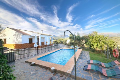 Detached villa in Comares. All orientations, south the main one. It consists of 4 bedrooms, two full bathrooms, living room, kitchen with fireplace, electric water heater, barbecue area and swimming pool. It has a plot of 3,279m2 and a large parking ...