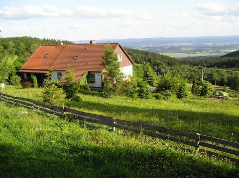 Este atractivo alojamiento bien conservada, está situada en los Montes Metálicos, a sólo 10 km de la frontera de Alemania. Ocupa una excelente ubicación tranquila y de la pradera se tiene una magnífica vista de las montañas circundantes. La casa está...