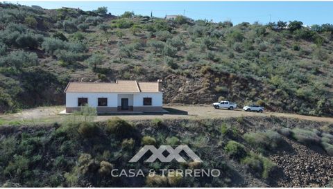 This beautiful finca in the mountains of Colmenar has an excellent house, a plot of 36,000 m2 waiting to be used and a license for a swimming pool. The house consists of a living room, with connections for a kitchen and a pantry, as well as 4 bedroom...