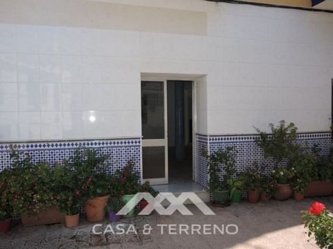 This generous property can be used as an office or bar/restaurant. Located in the heart of Torrox Pueblo. in some of the most frecquented streets of the village. This property need an update, but the size makes it worth seeing. Floorplan: Entrance in...