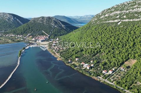 Ston, land first line to the sea with a total area of 21,490 m2 in the south with access from a public paved road and infrastructure in the immediate vicinity. The land consists of two plots (approximate dimensions of 37 m street frontage x 580 m in ...