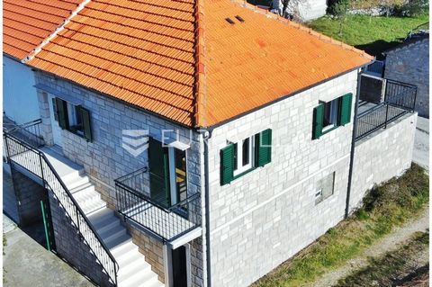 Brač, a charming Dalmatian terraced house located in a quiet location. The house consists of a ground floor of 81m2, a first floor of 53m2 with a balcony of 28m2 and a staircase of 15m2. On the first floor of 53m2, there is a kitchen, living room, ba...