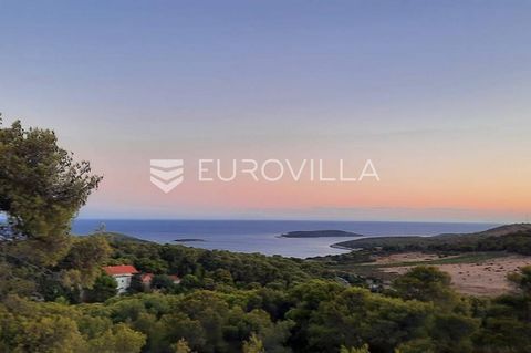 Attractive agricultural land with a stone house located on the eastern side of the island of Vis, which as a whole consists of three parts. An asphalted road divides the upper and lower parts of the complex. The lower part of the field is about 10,00...