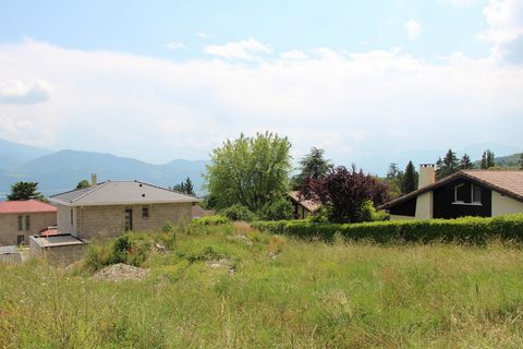 Saint-Ismier - On the heights the Coeur Fleuri is a project comprising 6 building lots ranging from 702m2 to 788m2 on a flat plot. Benefiting from an unobstructed view of the Grenoble plateau and optimal sunshine, the land is sold serviced (electrici...