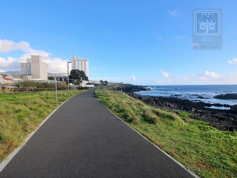 Rustic land with 1,560 m2 of total area, located by the sea, in a quiet area, between the Atalhada area and the city center of Lagoa (Nossa Senhora do Rosário), on the island of São Miguel, Azores. As mentioned, the land is located by the sea, thus b...