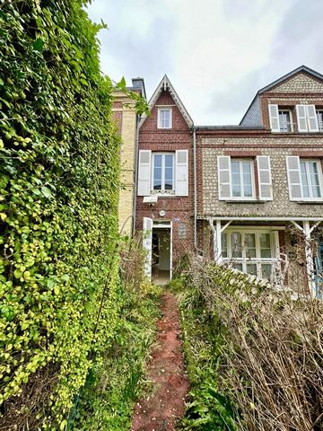 In the heart of Etretat, benefiting from an excellent geographical location, with the beach, golf, restaurants and shops just a few steps away, amazing little villa with garden! You will appreciate the authenticity of this typical brick and flint hou...