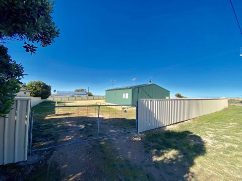 Well located large allotment of 1011m2 with a self contained shed in the coastal town of Sceale Bay, a popular seaside township on the Eyre Peninsula, South Australia. Sceale Bay is a short 20 minute drive from all the facilities of Streaky Bay inclu...