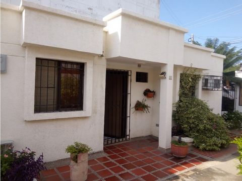 For sale of a cozy house in a gated complex located in the Rodadero Sur in the city of Santa Marta, the house is ideal for you if you want to obtain additional income because the complex allows tourist income, it is also a few steps from the sea, sup...