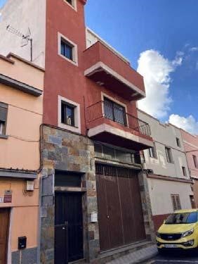 Commercial premises with a constructed area of TWO HUNDRED AND SIXTY-NINE SQUARE METERS, located in the La Cuesta area, Calle San Juan. A few minutes from Menceyes Avenue. It is a premises organized on two floors, the main floor, with an entrance fro...