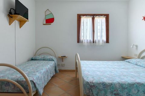 Dieses angenehme Apartment in Sardinien hat eine wunderbare Lage in der Nähe des Meeres und viele Annehmlichkeiten. Mit einem Gemeinschaftspool und einer schönen privaten Terrasse eignet es sich sehr gut für einen Sonnenurlaub mit der Familie oder mi...
