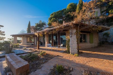 One of the most beautiful views of Vaucluse.. It is a property of 368 m2 including 288m2 for the architect's house, and 80m2 for the 2 gites 'Yin and Yang' all nestled on the hillside on a plot of land. nearly 4500m2 ... which overlooks the vineyards...