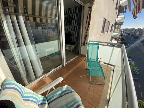 Spacious 87 m2 apartment for sale in La Ràpita, Costa Dorada, Tarragona. It has 3 double bedrooms, 2 full bathrooms, separate kitchen with patio and a large living dining room. Terrace with awnings and afternoon sun. Natural gas heating and air condi...