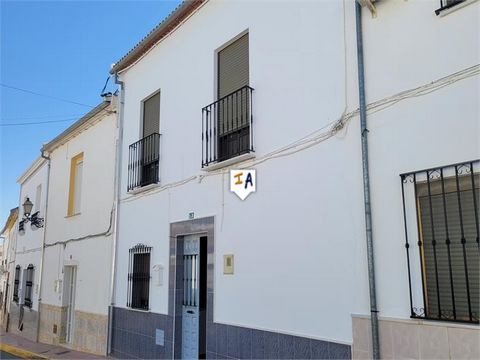 Dit grote familiehuis is centraal gelegen in de stad Humilladero in de provincie Malaga in Andalusië, Spanje, op loopafstand van alle lokale voorzieningen die de stad te bieden heeft, waaronder winkels, banken, bars en restaurants en elke dag een lok...