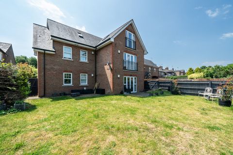 A spacious two bedroom first floor apartment located within the Hertfordshire village of Markyate. Presented to a high standard throughout, this first floor apartment offers ample living accommodation, and is ideal for first time buyers or as an inve...