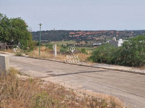 Plot of land with 528.50 sqm in a consolidated urbanization, very close to Alcantarilha and Armação de Pêra beach, on the way to the picturesque and charming town of Silves, for the construction of a 4-bedroom detached villa up to 240 sqm on 2 floors...