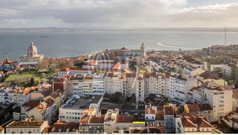 Building with 667 sqm of gross construction area, approved project, paid permits, and construction started, located in Travessa do Pereira near Largo da Graça, in Lisbon. The project includes the total rehabilitation of the four-story building with a...