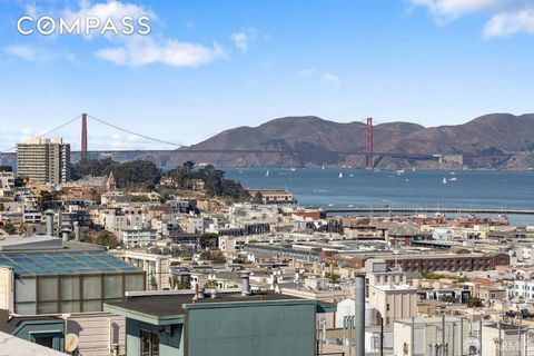 Vistas excepcionais da Golden Gate Bridge a partir deste condomínio de Telegraph Hill no andar inteiro! Com acabamentos modernos e elegantes por toda parte, esta residência intocada está pronta para você se mudar! A casa dispõe de 3 quartos e 2 banhe...