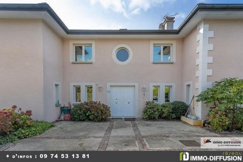 Mandate N°FRP136321 : Magnificent traditional villa built in 1998 of approximately 400m² with generous spaces and volumes! it offers on two levels a large living / dining room, 1 kitchen with dining area, numerous bedrooms of very good dimensions and...