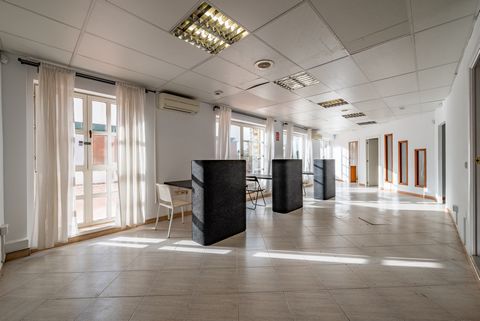 Great Office space for sale in the centre of Fuengirola! Located in the infamous Tres Coronas community, just steps from Bus and Train Stations in the heart of town, this is a great opportunity to achieve fantastic premises for a downtown office. A l...