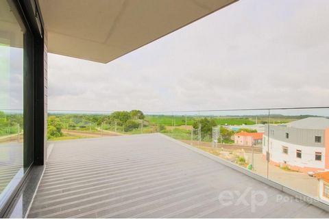 4-bedroom high-end penthouse with view to the Ria de Aveiro, with unobstructed views, 4 fronts and absolutely fantastic areas that open up with the help of the high quality glazed plans.  Imagine yourself on the 95m2 terrace with unlimited views enjo...
