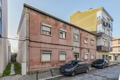 Investment opportunity - Building with great potential in Santo André, Barreiro. The building is currently in full ownership, consisting of two floors with two apartments per floor. - FLOOR 0: two 2 bedroom apartments with an area of 57m2 and patio; ...