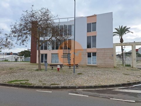 3-storey building with a total area of 1143m² and intended for services and commerce, with horizontal property. This building can be divided into different independent units, which can be bought and sold separately. Some examples of businesses and se...