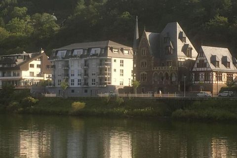 Das Apartment Belle Vue (Schöne Aussicht) liegt direkt am Moselufer in Cochem, mit Blick auf die Reichsburg sowie über fast 6 km Moselschleife Die Wohnung hat 46m² und liegt im 1. Obergeschoss. Sie ist für höchsten Komfortanspruch für 2 Personen ausg...