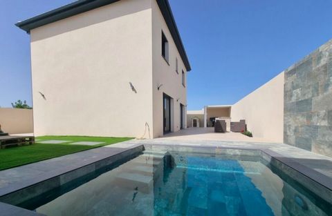 Nice small town on the Etang de Thau with all shops, port, beach and restaurants, 20 minutes from Pezenas, 20 minutes from Beziers and 20 minutes from Montpellier. Beautiful modern villa located just 5 minutes from the beach, with 140 m2 of living sp...