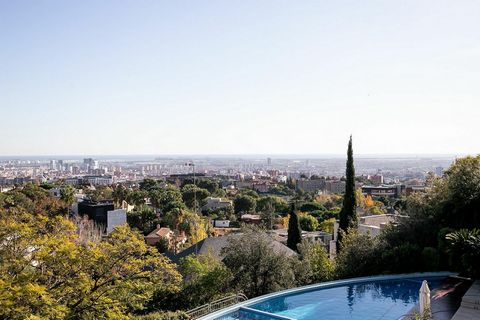 Built in 1996 as part of a complex of three independent houses designed for an extended family of one of the most prominent figures in Catalan culture at the end of the 20th century, this magnificent house with a rationalist facade combines warmth, o...
