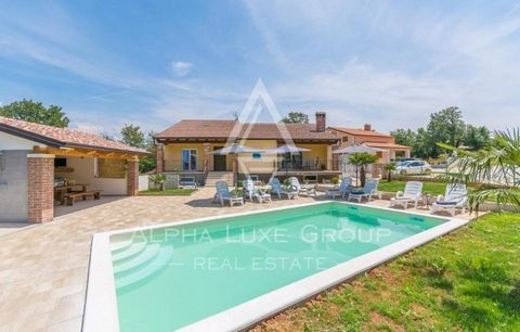 Višnjan, Istria - Exclusive ground floor property with studio apartment and tavern Located in the picturesque outskirts of Poreč, just 9 km from the pristine beaches, this exclusive ground-floor property boasts a spacious garden and modern amenities....