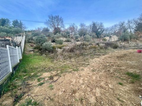 In the town of Greoux les Bains, less than a kilometer from the village, very pretty land of 567m2 facing South/South-East at the end of a dead end in a small housing estate. The plot is serviced, it is made up of two terraces leaving room for imagin...
