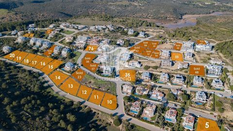 Vila do Bispo liegt an der zerklüfteten Westküste der Algarve. Hier finden Sie kleine Städte und Dörfer inmitten einer weitläufigen, unberührten Landschaft, ideal für alle, die der Hektik der modernen Welt entfliehen möchten. Die Küstenlinie der west...