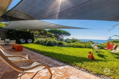 Modern-style villa right next to the Escalet beach. With its view of Cap Taillat and south-facing position, the living space is flooded with light. The living room and open-plan kitchen open onto an enclosed patio terrace and its pleasant garden/lawn...