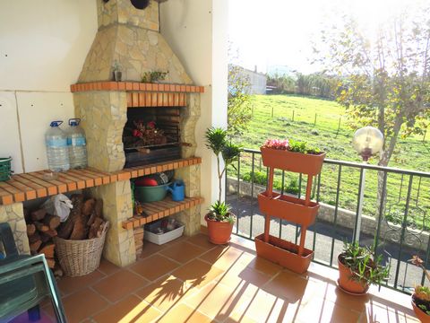 In this refuge, the fusion between comfort and nature becomes an enchanting reality. With a privileged location 2 km from Lourinhã, this three-bedroom flat offers a stunning view of the countryside, where each window is a picture of the landscape and...