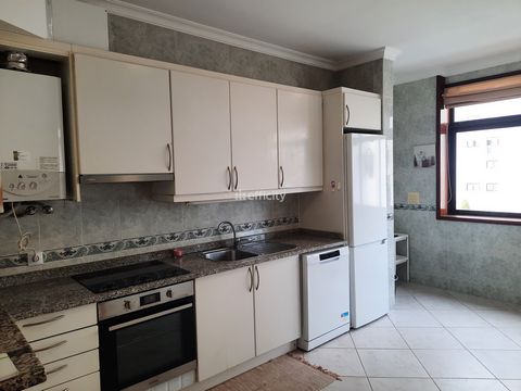 3 bedroom apartment for sale in São João da Madeira. ~ This top floor apartment is in good condition and is located in a building with a ground floor and 3 floors. With a Gross Private Area of 135.50 m2, this apartment offers plenty of space. Upon en...