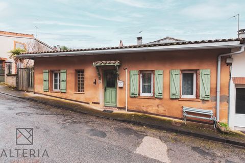 Only 7 minutes from Castanet, come and discover this village house with a lot of charm and huge potential. On the ground floor you will find an entrance, a separate kitchen, a living room overlooking the garden, a bedroom. A hallway will lead you to ...