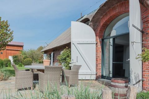 A feel-good atmosphere under a thatched roof: Welcome to a beautiful apartment in Wobbenböll. The tasteful and high-quality equipment ensures a carefree North Sea vacation! The stylish holiday home, part of an apartment complex, is located on the gro...