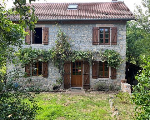 SUB-OFFER . Stone house with a lot of character on a plot of 3000 m2 in a pretty bucolic hamlet 18Km from Vichy, a town classified as a UNESCO World Heritage Site. The house is composed of a living room, terracotta floor tiles of 25 m2 on a wooden te...