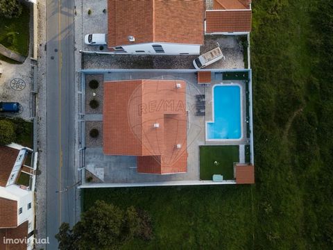 5 bedroom villa located in Caldas da Rainha House of typology T5, consisting of 3 floors, basement, ground floor and 1st floor. On the ground floor we can find a living room with air conditioning, equipped kitchen, a bedroom and a bathroom, on this s...
