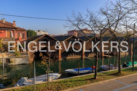Walking along Riviera San Nicolò, from which you can admire the entire basin of San Marco, you can reach the modern building in which the flat is located with a few steps along a quiet canal. Located on the first floor and also accessible by a practi...