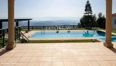 Magnificent villa of classic architecture, situated in a privileged location, with panoramic views over Lousada. This imposing house, with ample spaces and a functional layout, is predominantly organized on the ground floor. The entrance hall elegant...